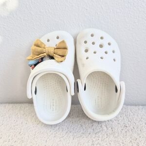 CROCS Kids White Pre-Owned Crocs with Gold Bow SIZE 5 (Toddler)